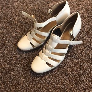 Adorable cream colored pumps